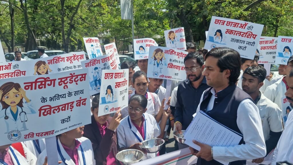 कटोरा लेकर छात्रवृत्ति एवं डिग्री की भीख मांगने जा रहे नर्सिंग छात्र छात्राओं को पुलिस ने रोका | New India Times