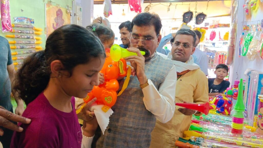 सांसद ज्ञानेश्वर पाटिल ने वोकल फॉर लोकल को प्रोत्साहित करने के लिए जानकी, आराध्या और हर्षवर्धन के साथ स्थानीय बाज़ार से गुलाल-पिचकारी खरीदी 2 सांसद ज्ञानेश्वर पाटिल ने वोकल फॉर लोकल को प्रोत्साहित करने के लिए जानकी, आराध्या और हर्षवर्धन के साथ स्थानीय बाज़ार से गुलाल-पिचकारी खरीदी | New India Times