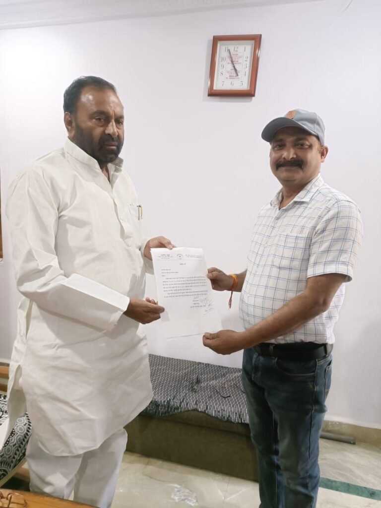 रेलवे मैनेजर की ईमानदारी बनी मिसाल, पूर्व मंत्री ने जताया आभार | New India Times