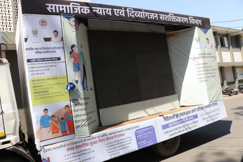 कलेक्टर ने हरि झंडी दिखाकर नशामुक्त जागरूकता के लिए चलित प्रचार रथ को किया रवाना | New India Times