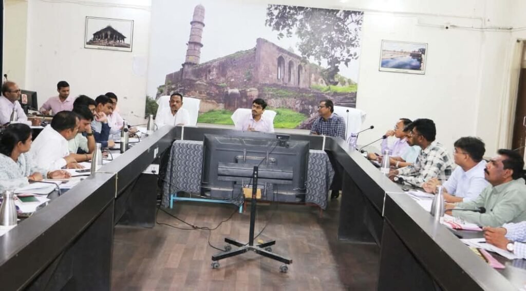 बुरहानपुर कलेक्टर की अध्यक्षता में राजस्व अधिकारियों की समीक्षा बैठक संपन्न | New India Times