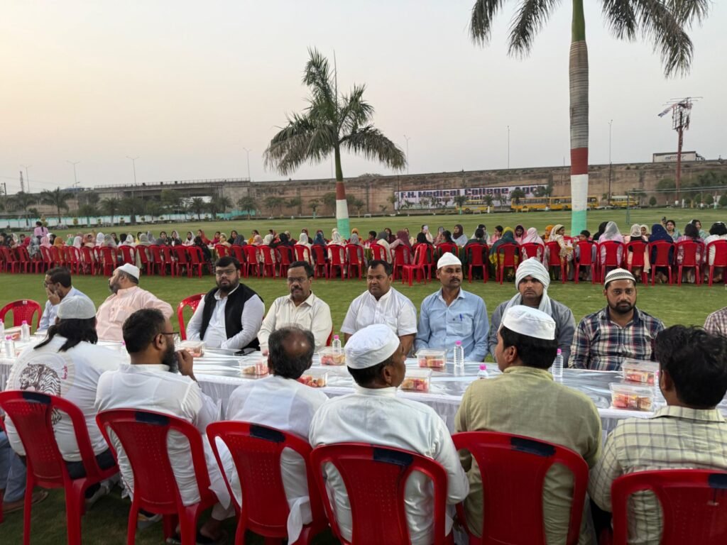 डॉ शेख द्वारा एफ एच मेडिकल कॉलेज में रोजा इफ्तार पार्टी, सभी धर्म के लोगों के साथ स्टूडेंट भी रहे मौजूद | New India Times
