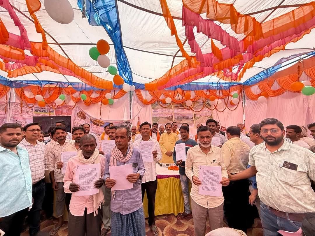 आठवीं वर्षगांठ समारोह के दिन अच्छा कार्य करने वाले लोगों को दिया गया प्रशस्ति पत्र | New India Times