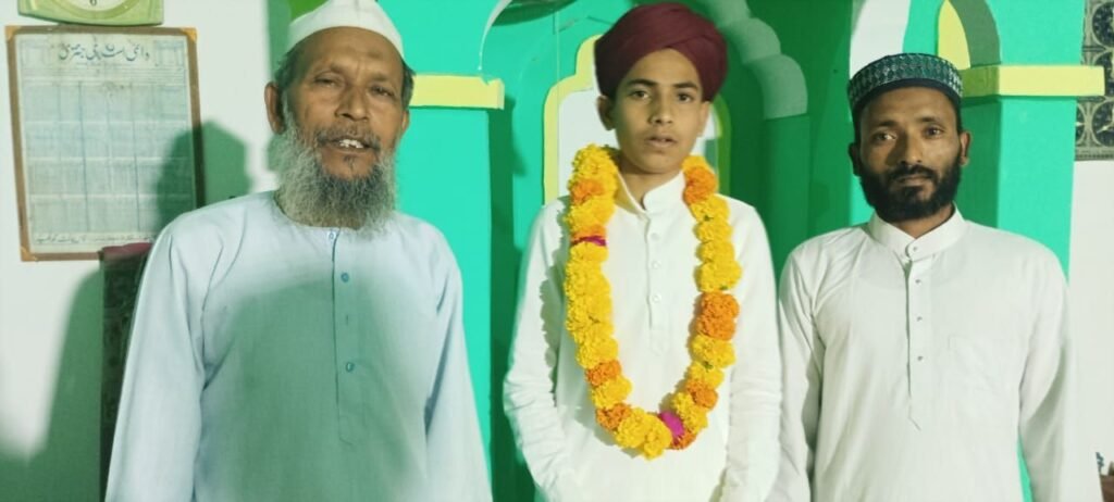 16 वर्षीय हाफिज ने तरावीह की नमाज़ में सुनाए मुकम्मल क़ुरआन के 30 पारे, लोगों ने माला पहनाकर दी मुबारकबाद 2 16 वर्षीय हाफिज ने तरावीह की नमाज़ में सुनाए मुकम्मल क़ुरआन के 30 पारे, लोगों ने माला पहनाकर दी मुबारकबाद | New India Times