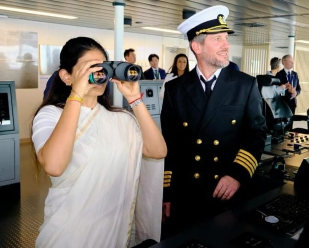 दरबारी तलातुम में फंसी गुतेदारों की कश्ती, JNPT से अरब समंदर में उतरा 2047 का जहाज़ 3 दरबारी तलातुम में फंसी गुतेदारों की कश्ती, JNPT से अरब समंदर में उतरा 2047 का जहाज़ | New India Times