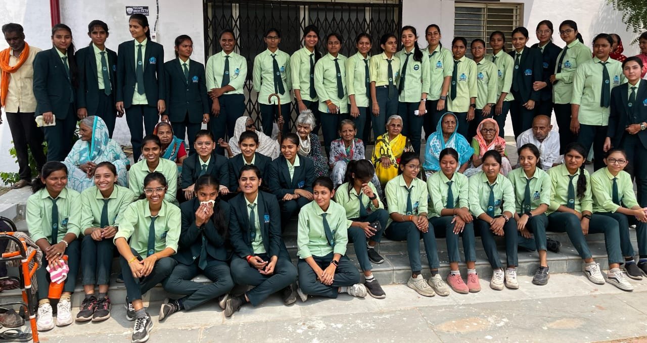 ठाकुर शिव कुमार सिंह फार्मेसी कॉलेज बुरहानपुर के सैकड़ों विद्यार्थियों ने रोटी बैंक लाभार्थी बुजुर्गों से की मुलाक़ात | New India Times