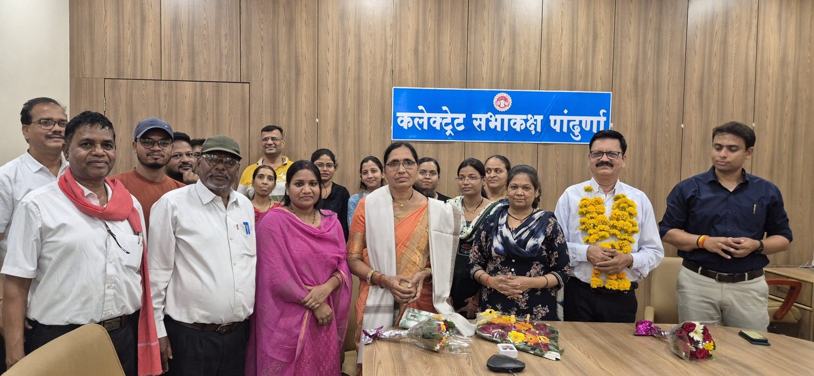 पांढुर्णा तहसील ऑफिस ठाकुर बाबूजी एवं वनकर मेडम के रिटायर होने पर विदाई समारोह का किया गया आयोजन | New India Times