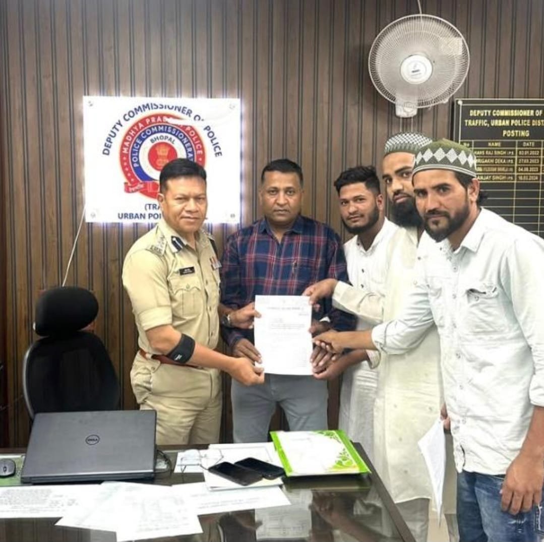 मेट्रो कार्य के चलते बोगदा पुल पर लग रहे जाम को लेकर यातायात डी.सी.पी. को सौंपा गया ज्ञापन | New India Times