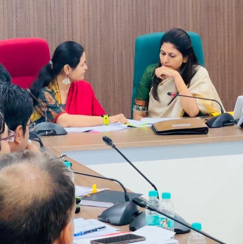 नहीं जुड़ पा रहा है राशन कार्ड में नाम, बैठकों में दौड़ रही विकसित भारत की रेल | New India Times