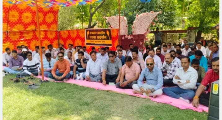 पत्रकारों का धरना प्रदर्शन सफल, मुख्यमंत्री से की गई पत्रकार सुरक्षा कानुन लागू करने की मांग, पूर्व सांसद, विधायक और कांग्रेस पार्टी ने दिया पत्रकारों को समर्थन | New India Times