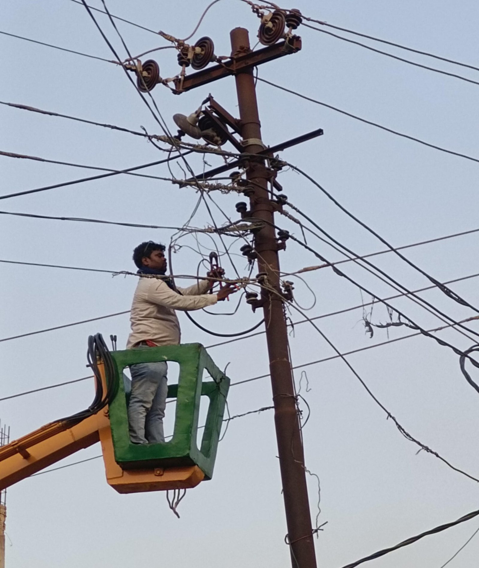 आउट सोर्सिंग तैनात कर्मचारियों की जान से खिलवाड़ कर रहा है बिजली-विभाग, बिना सुरक्षा किट के लाइनमैन को खंभे पर चढ़ाकर जोड़वाई जाती है बिजली | New India Times