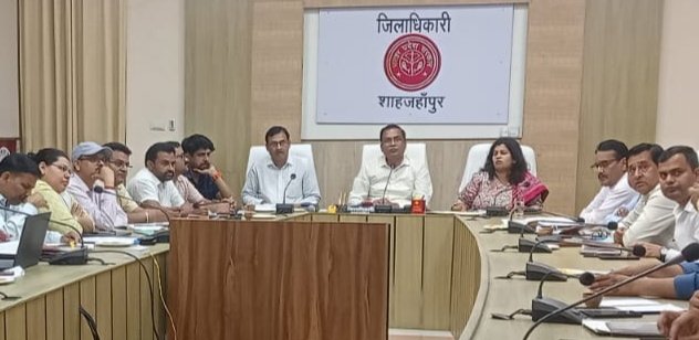 स्वास्थ्य कर्मी घर-घर जाकर लोगों को करें जागरुक:डीएम | New India Times