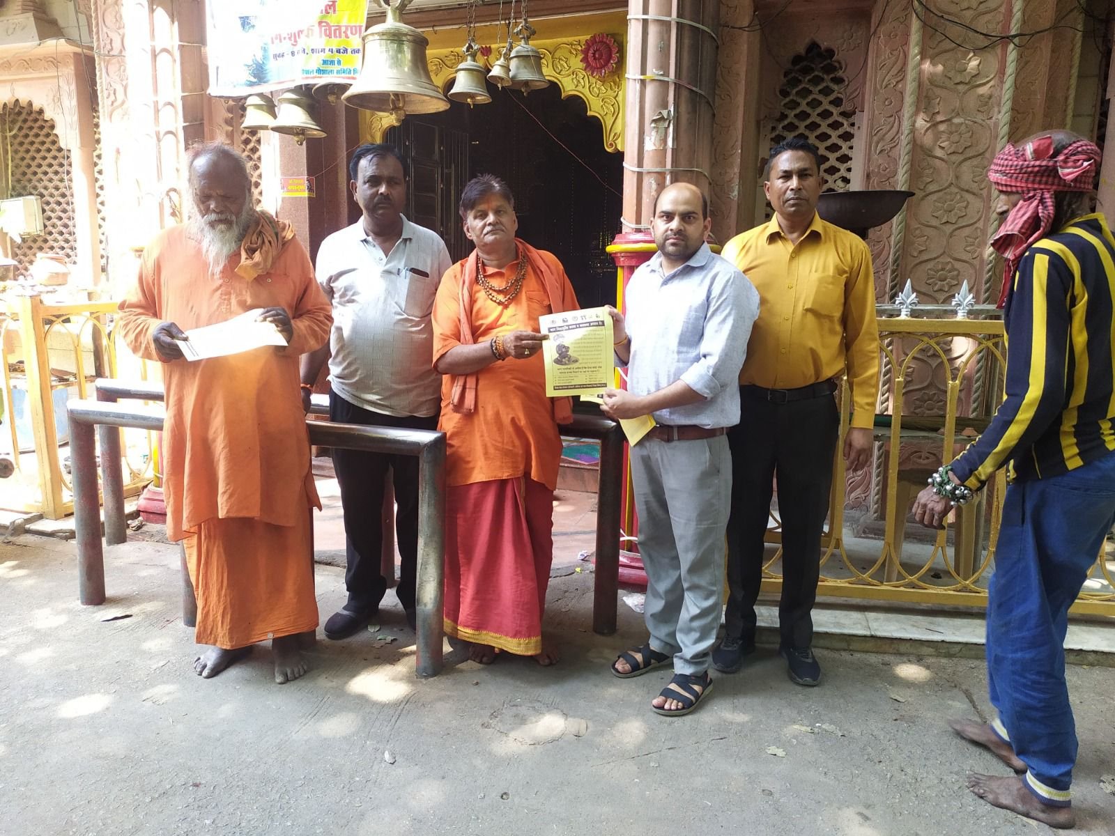 बाल भिक्षावृत्ति उन्मूलन हेतु गठित दल ने जिले में संचालित मेले, धार्मिक स्थल सहित प्रमुख चौराहों पर किया भ्रमण 1 बाल भिक्षावृत्ति उन्मूलन हेतु गठित दल ने जिले में संचालित मेले, धार्मिक स्थल सहित प्रमुख चौराहों पर किया भ्रमण | New India Times