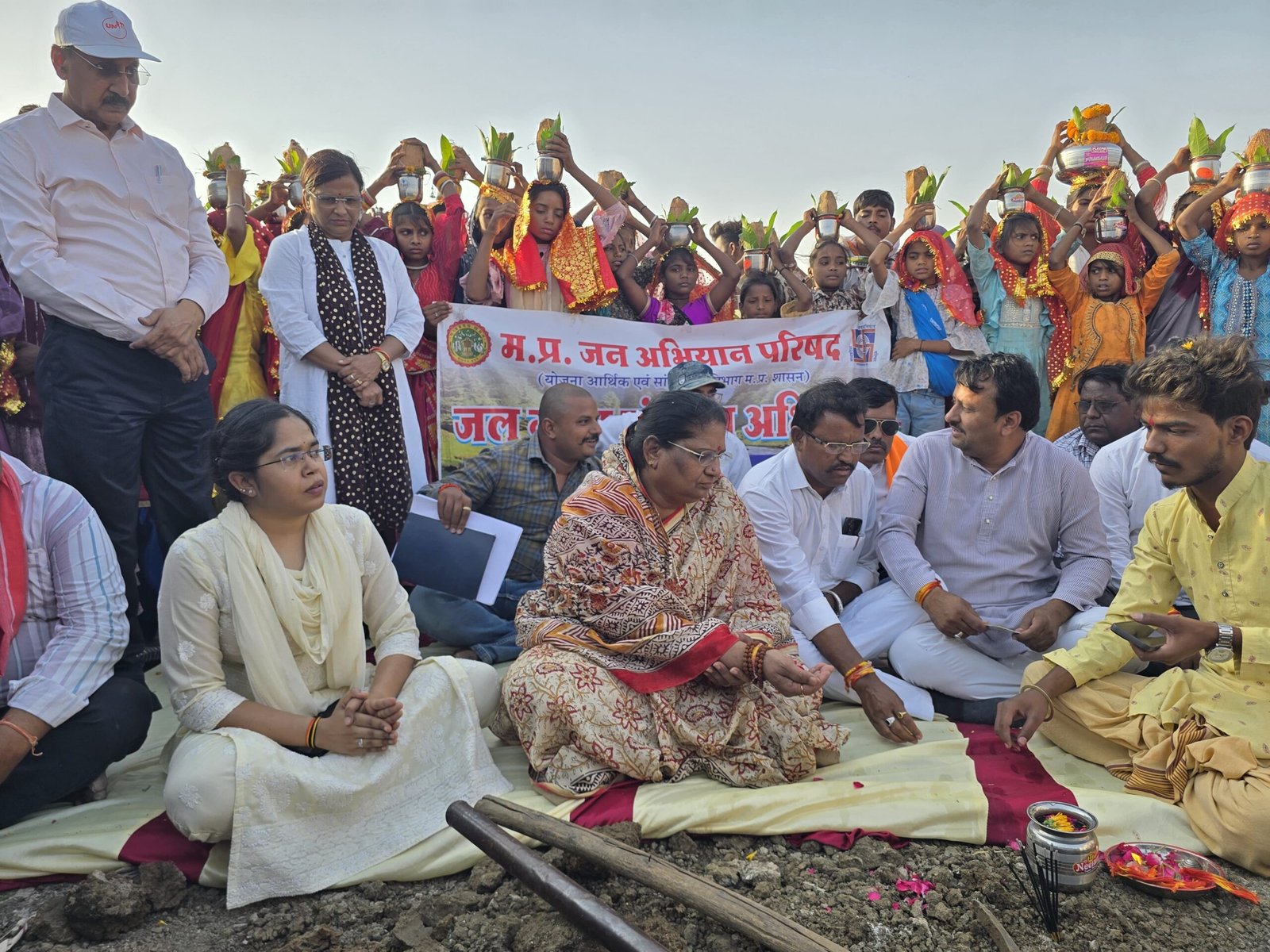 कैबिनेट मंत्री सुश्री निर्मला भूरिया द्वारा जल गंगा संवर्धन अभियान अंतर्गत ठीकरिया तालाब में किया श्रमदान | New India Times