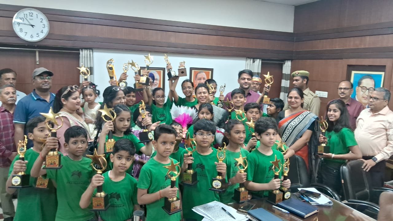 डीएम साहिबा ने ब्रेनोब्रेन के छात्र छात्राओं से पूछे सवाल और सुनहरे भविष्य की दी शुभकामनाएं | New India Times