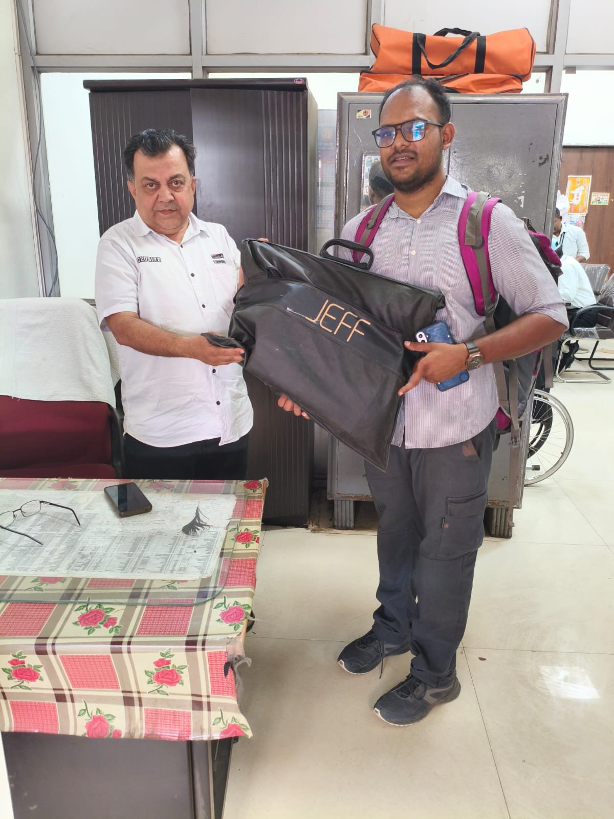 भोपाल स्टेशन पर कुली की ईमानदारी और रेलवे अधिकारी की तत्परता से यात्री को मिला खोया हुआ बैग | New India Times