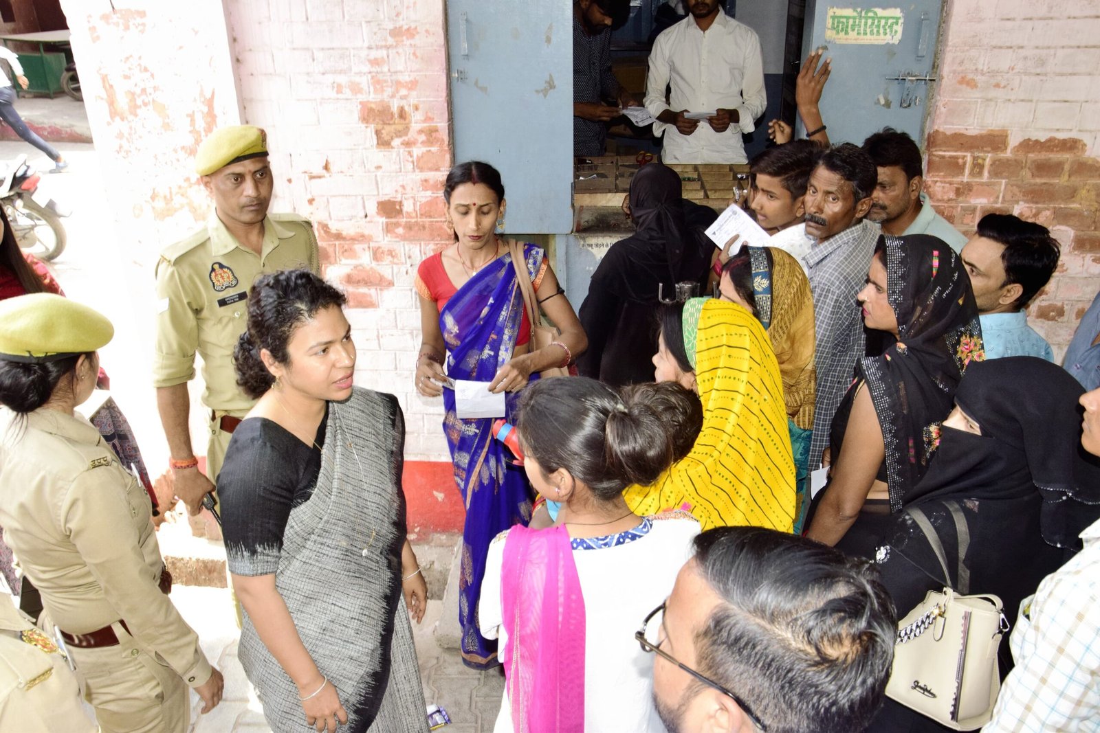 डीएम ने सीएचसी कुंभी का किया औचक निरीक्षण, अव्यवस्थाओं पर जताई नाराज़गी, सुधार के दिए सख्त निर्देश 1 डीएम ने सीएचसी कुंभी का किया औचक निरीक्षण, अव्यवस्थाओं पर जताई नाराज़गी, सुधार के दिए सख्त निर्देश | New India Times