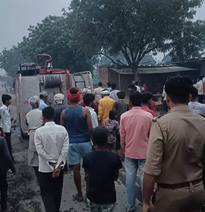 पराली जलाते वक्त आई तेज आंधी से घर में लगी आग, समान जलकर हुआ ख़ाक 1 पराली जलाते वक्त आई तेज आंधी से घर में लगी आग, समान जलकर हुआ ख़ाक | New India Times