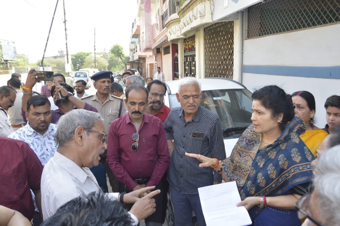 गोविंदपुरा क्षेत्र के अयोध्या नगर में भ्रमण के दौरान राज्यमंत्री श्रीमती कृष्णा गौर ने अधिकारियों को दिया निर्देश,मार्केट में अवैध,अव्यवस्थित दुकानदारों पर करें चालानी कार्यवाही <br> | New India Times