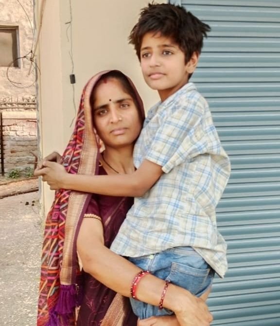 सनकी पिता की कैद से टेकनपुर प्रभारी बलवीर सिंह एवं प्रशासन ने बच्चे को कराया मुक्त, पिता गिरफ़्तार 2 सनकी पिता की कैद से टेकनपुर प्रभारी बलवीर सिंह एवं प्रशासन ने बच्चे को कराया मुक्त, पिता गिरफ़्तार | New India Times