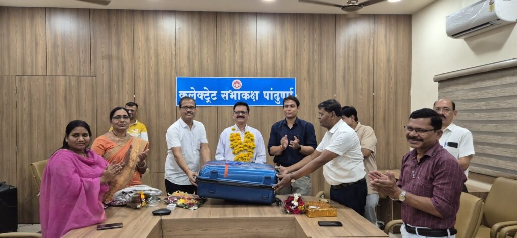 पांढुर्णा तहसील ऑफिस ठाकुर बाबूजी एवं वनकर मेडम के रिटायर होने पर विदाई समारोह का किया गया आयोजन | New India Times