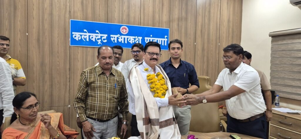 पांढुर्णा तहसील ऑफिस ठाकुर बाबूजी एवं वनकर मेडम के रिटायर होने पर विदाई समारोह का किया गया आयोजन | New India Times