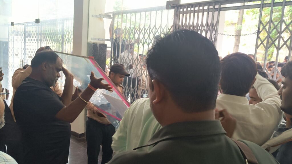 अखिल भारतीय विद्यार्थी परिषद&nbsp; के कार्यकर्ताओं ने तोड़ा कुलगुरु कार्यालय का गेट, मरम्मत के लिए एनएसयूआई ने आर्थिक सहायता देने की जताई इच्छा | New India Times