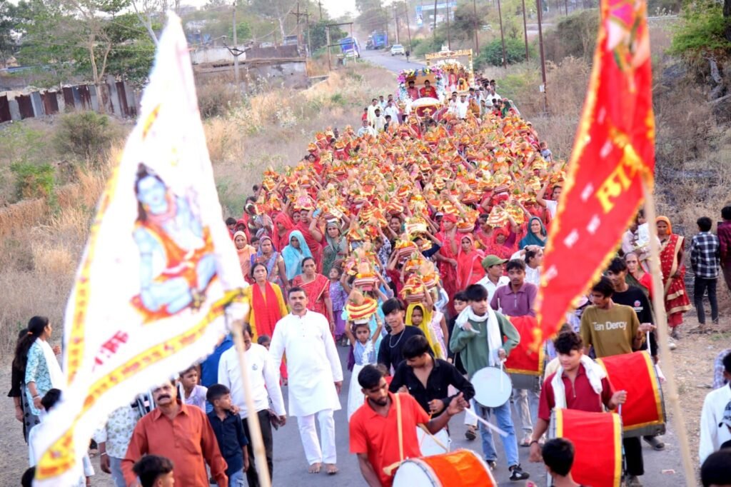 एक किलोमीटर से अधिक लम्बी भव्य कलश यात्रा के साथ फुट तालाब में प्रदेश के सबसे चर्चित हनुमान जयंती महोत्सव की शुरुआत, साधु संतों के साथ ग्रामीणों की ऐतिहासिक उपस्थिति के बीच पहुँची देवी चित्रलेखा | New India Times