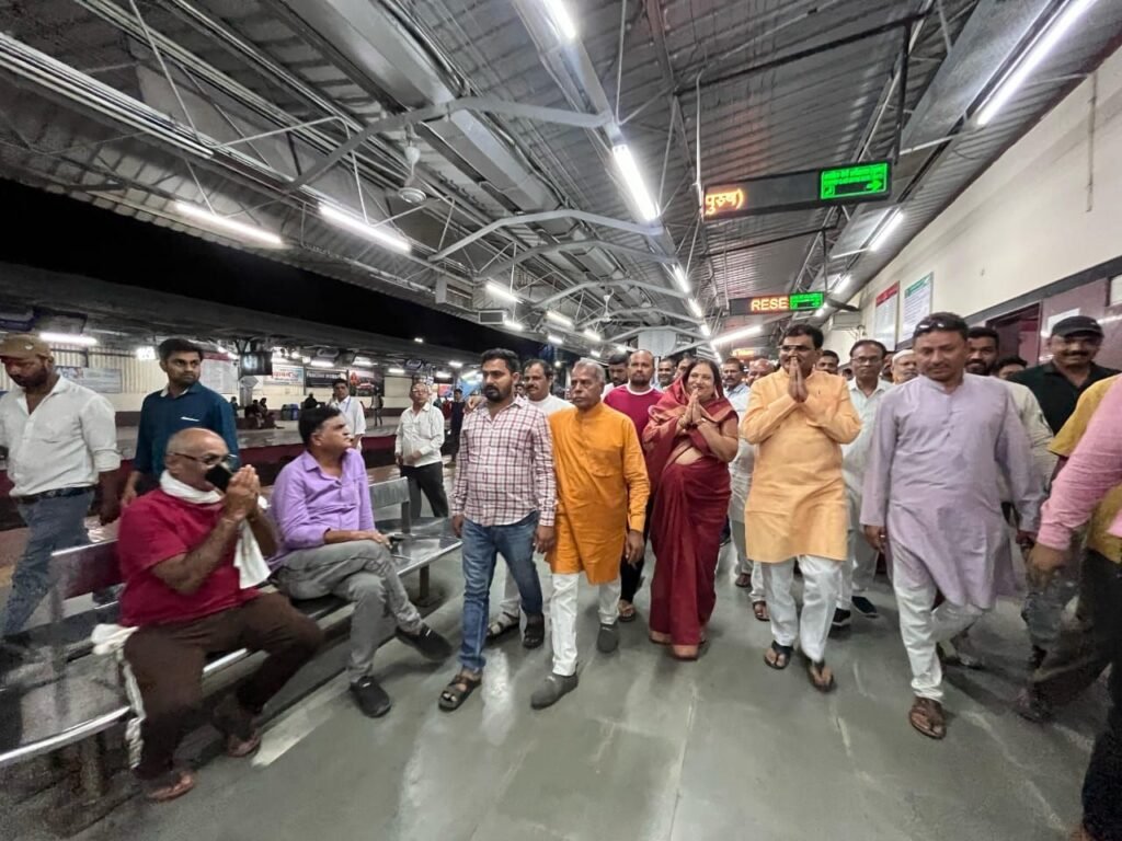 जबलपुर-पुणे ट्रेन के प्रथम बुरहानपुर स्टॉपेज पर सांसद ज्ञानेश्वर पाटील ने हरी झंडी दिखाकर चालक दल का स्वागत कर ट्रेन को किया रवाना | New India Times