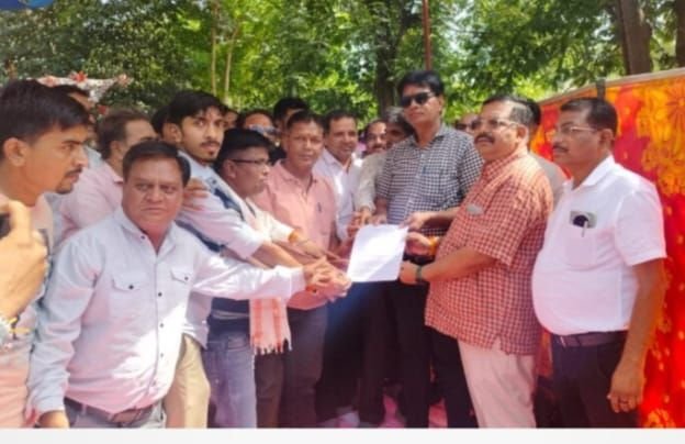 पत्रकारों का धरना प्रदर्शन सफल, मुख्यमंत्री से की गई पत्रकार सुरक्षा कानुन लागू करने की मांग, पूर्व सांसद, विधायक और कांग्रेस पार्टी ने दिया पत्रकारों को समर्थन | New India Times