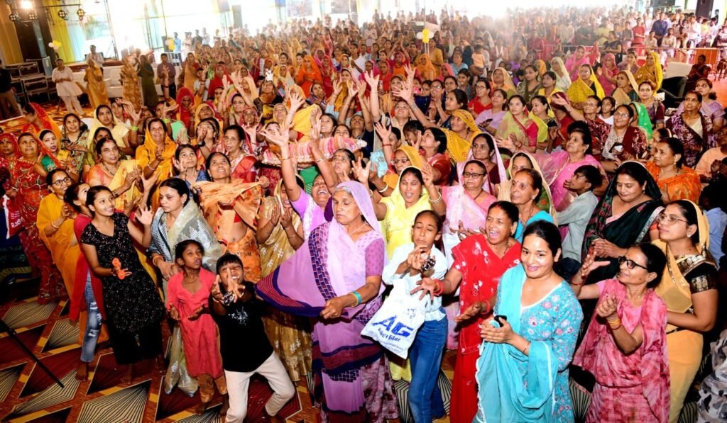 भगवान पर विश्वास ही सच्ची भक्ति है भगवान भरोसे रहोगे तो वो ही सब व्यवस्था करेगा - देवी चित्रलेखा वृंदावन की पूनम दीदी की भजन सँध्या में भावुक हुए श्रद्धालु | New India Times