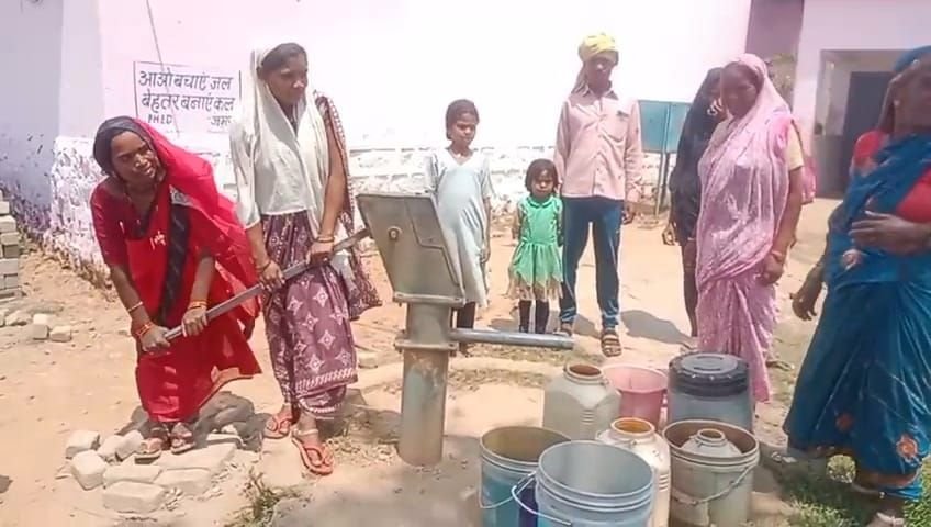 भीषण गर्मी में पानी के लिए मचा हाहाकार, नल जल योजना अधूरी, 1 किलोमीटर दूर से हो रही है पेयजल की आपूर्ति | New India Times