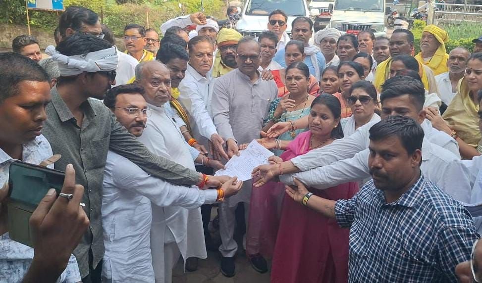 नेशनल हेराल्ड की संपत्ति की मनमानी नेतृत्व के खिलाफ पांढुर्णा जिला कांग्रेस पार्टी द्वारा अनुविभागीय अधिकारी को सौंपा गया ज्ञापन | New India Times