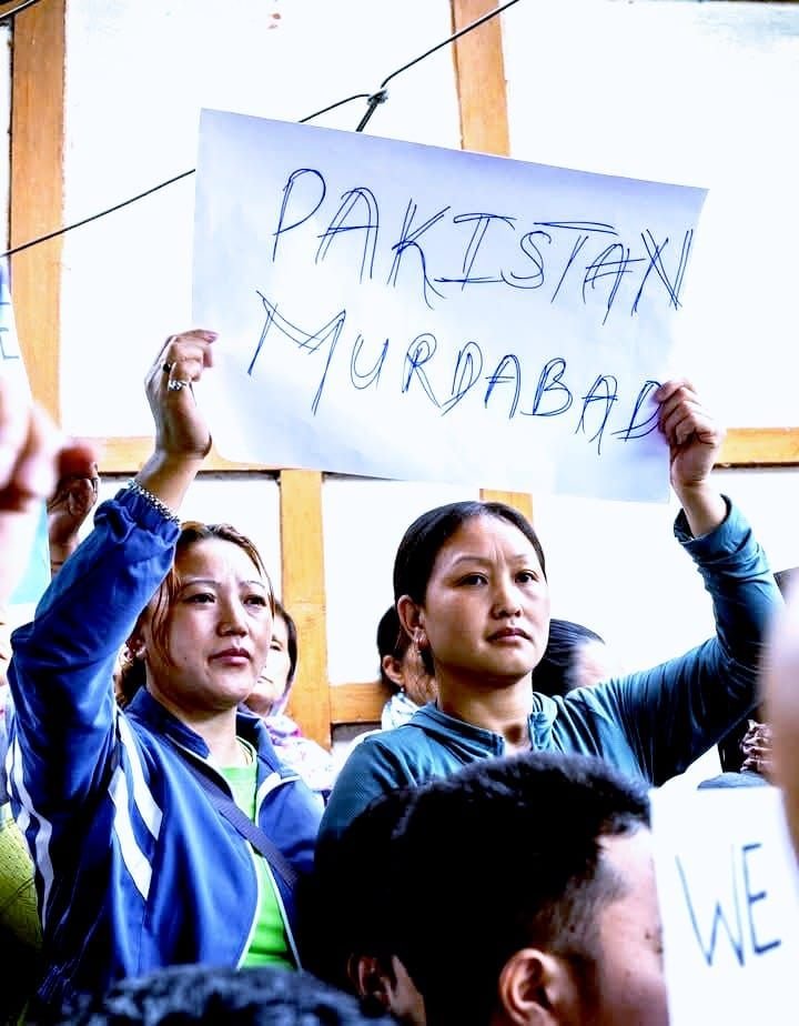 बिहार में वोट मांग रहे पीएम, बंद के लिए सड़कों पर हिंदू संगठन, मंत्रियों को घेर कर सवाल पूछ रही है जनता | New India Times