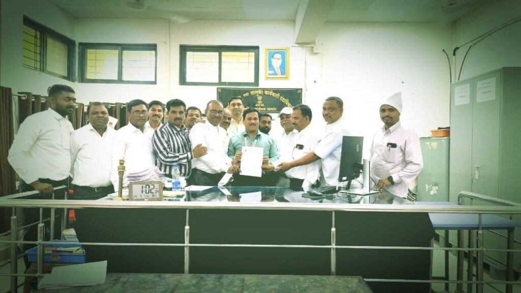 बिहार में वोट मांग रहे पीएम, बंद के लिए सड़कों पर हिंदू संगठन, मंत्रियों को घेर कर सवाल पूछ रही है जनता | New India Times