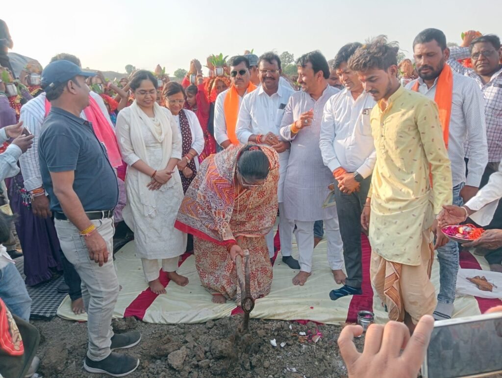 कैबिनेट मंत्री सुश्री निर्मला भूरिया द्वारा जल गंगा संवर्धन अभियान अंतर्गत ठीकरिया तालाब में किया श्रमदान | New India Times