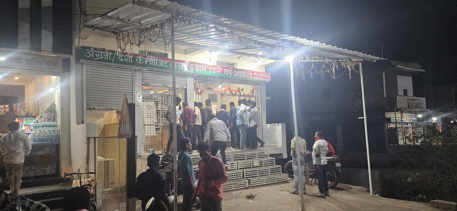 देवरी में नियमों की उड़ रही हैं धज्जियां, शराब दुकानों में छिपकर चल रहे ‘अहाते’, कार्रवाई की तैयारी में प्रशासन | New India Times