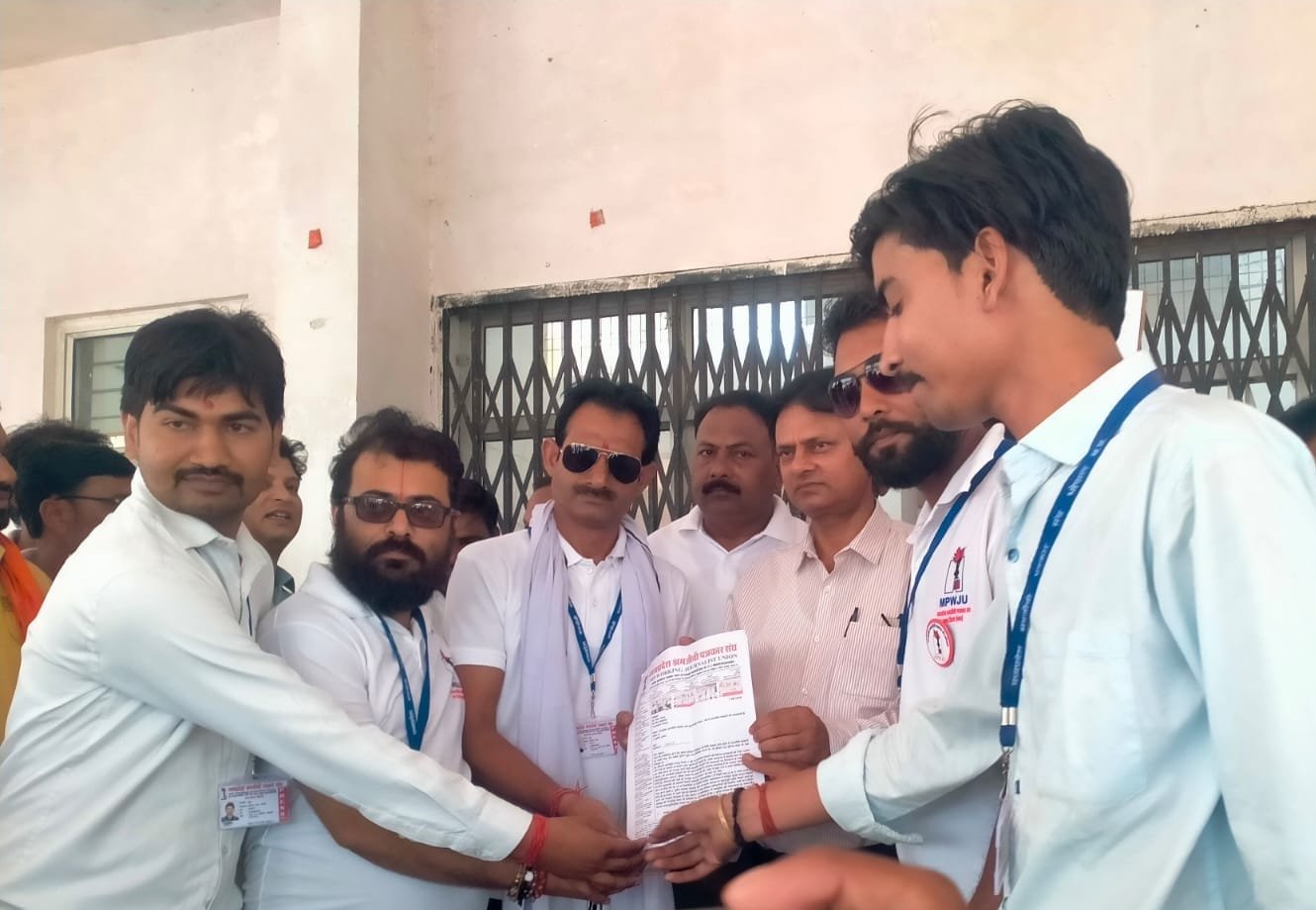 अंतर्राष्ट्रीय मजदूर दिवस पर पन्ना में पत्रकारों ने अपनी मांगों को लेकर भरी हुंकार | New India Times