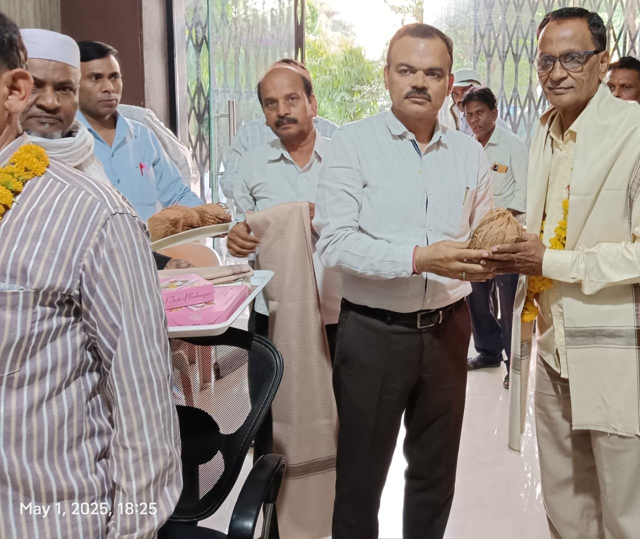 नगर निगम बुरहानपुर की सेवा से रिटायरमेंट पर रिटायर्ड कर्मचारियों का आयुक्त ने शाल श्रीफल भेंट कर किया सम्मान        | New India Times