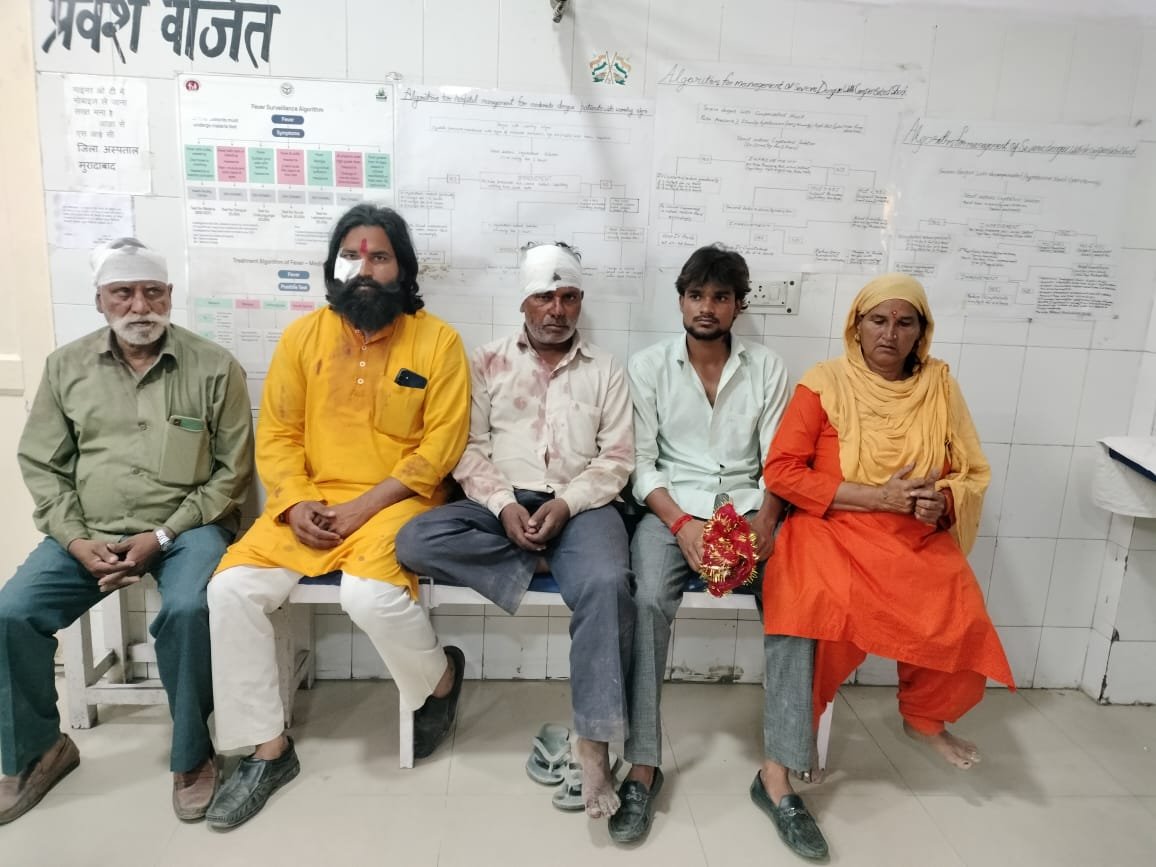 जूता पहनकर मंदिर में प्रवेश से रोका तो पुजारी और उसके परिवार के साथ की मारपीट | New India Times