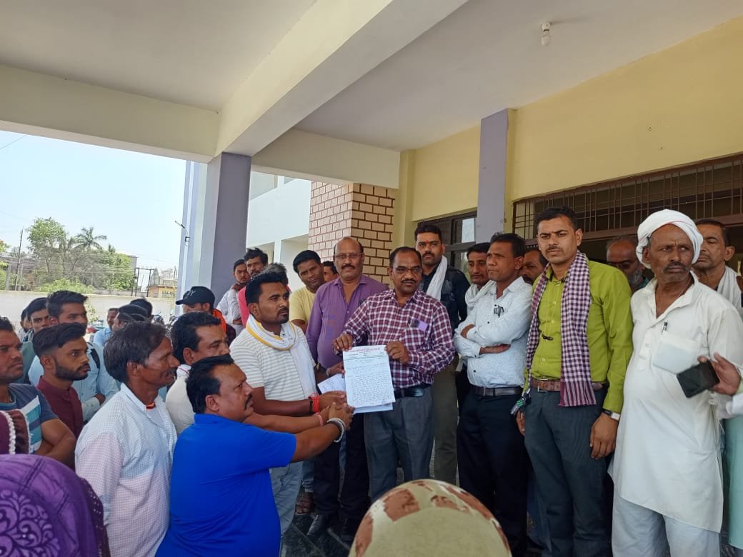 पटेल वार्ड एवं झुंकू वार्ड में पेयजल की समस्या, निराकरण कराने कलेक्टर के नाम नायाब तहसीलदार को पटेल पार्षद द्वारा सैकड़ों लोगों के साथ सौंपा गया ज्ञापन | New India Times