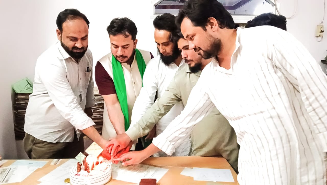 केक काटकर सांसद असदुद्दीन ओवैसी का मनाया गया 56 वां जन्मदिन  | New India Times