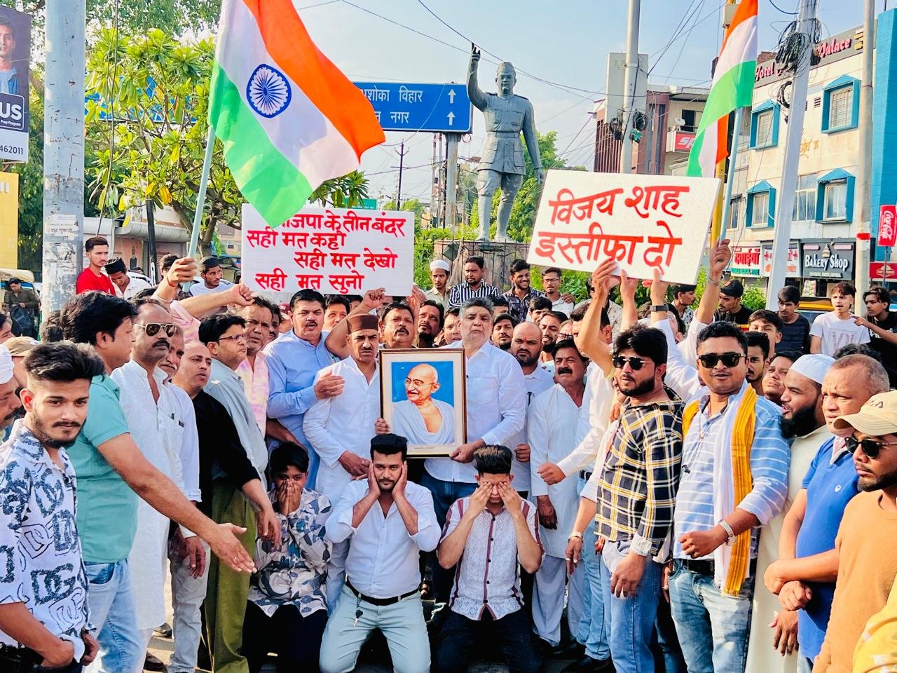 गांधी जी के तीन बंदरों के साथ कांग्रेस का अनोखा विरोध प्रदर्शन | New India Times