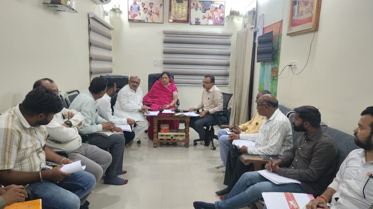 महापौर माधुरी पटेल ने शहर में चल रहे निर्माणाधीन कार्य को लेकर  लोकनिर्माण विभाग की ली समीक्षा बैठक | New India Times