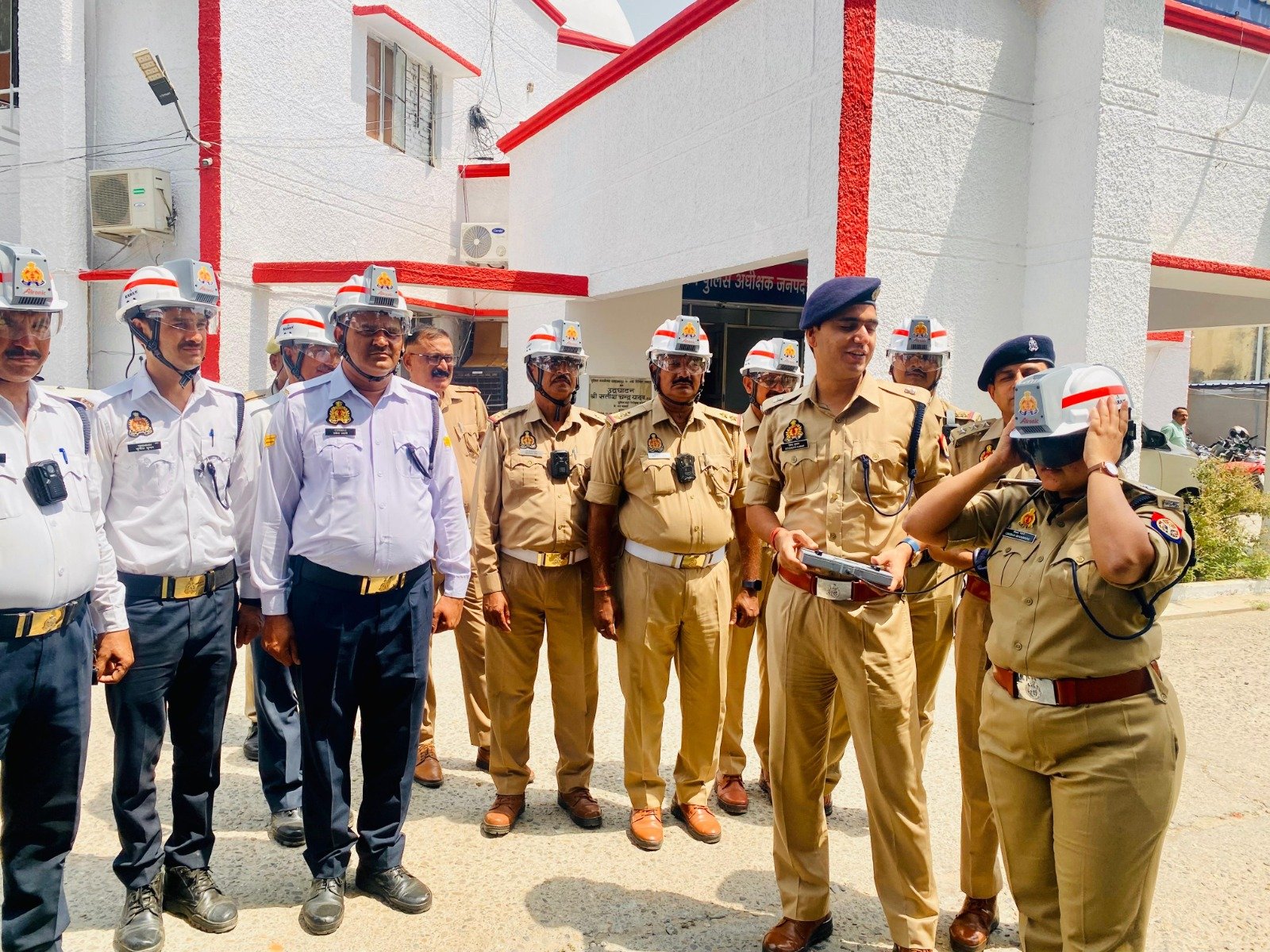 यातायात पुलिसकर्मियों को पुलिस अधीक्षक ने वितरित किया एसी हेलमेट | New India Times