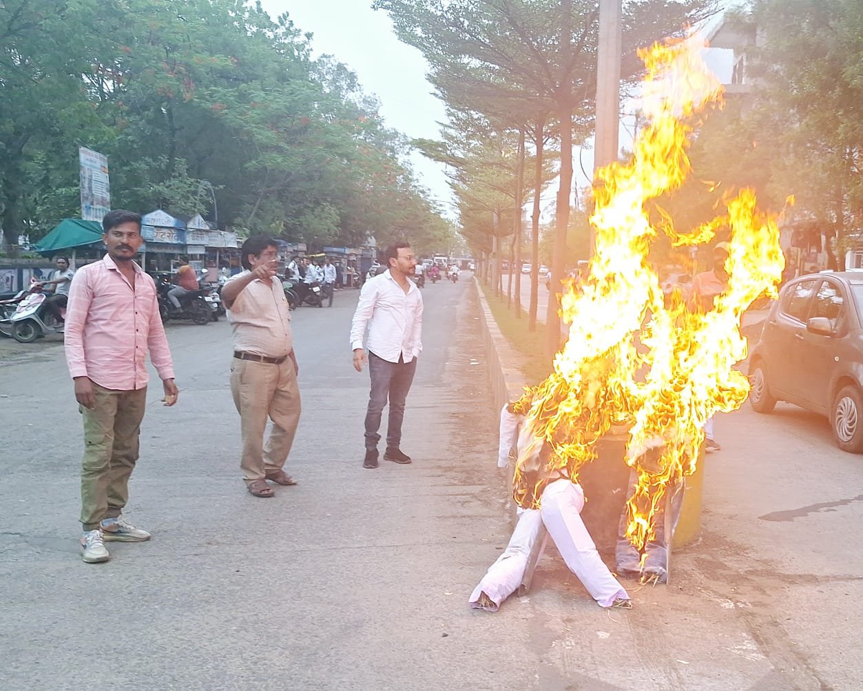 पांढुरना नगर कांग्रेस कमेटी ने उप मुख्यमंत्री एवं मंत्री का किया पुतला दहन | New India Times