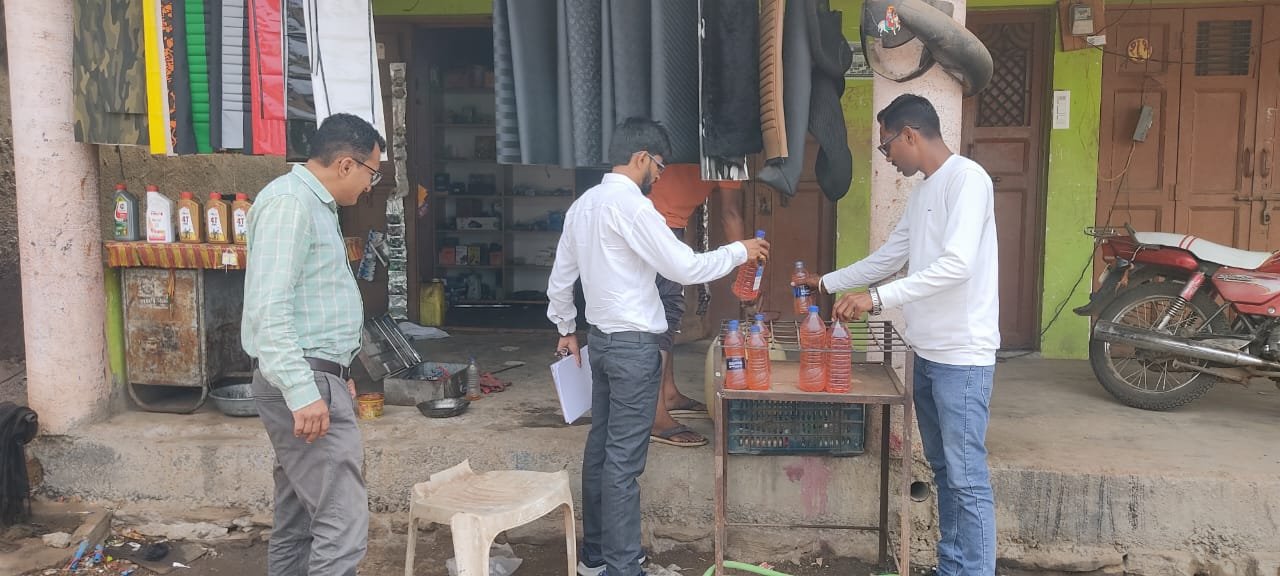 गुजरात सीमा से लगे हरीनगर एवं काकनवानी में अति ज्वलनशील पदार्थ पेट्रोल बेचने वालों पर दल द्वारा की गई कार्यवाही | New India Times