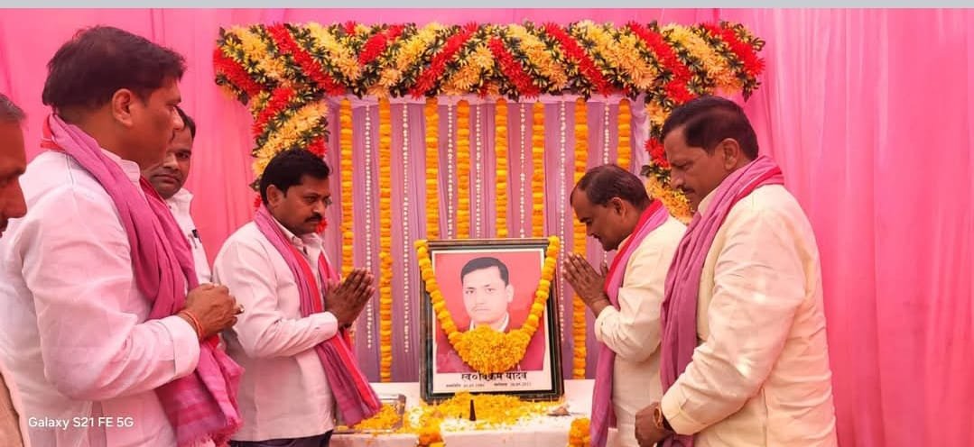 कैम्पियरगंज सपा पूर्व विधानसभा अध्यक्ष स्व० विक्रम यादव की मनाई गई तृतीय पुण्यतिथि 1 कैम्पियरगंज सपा पूर्व विधानसभा अध्यक्ष स्व० विक्रम यादव की मनाई गई तृतीय पुण्यतिथि | New India Times