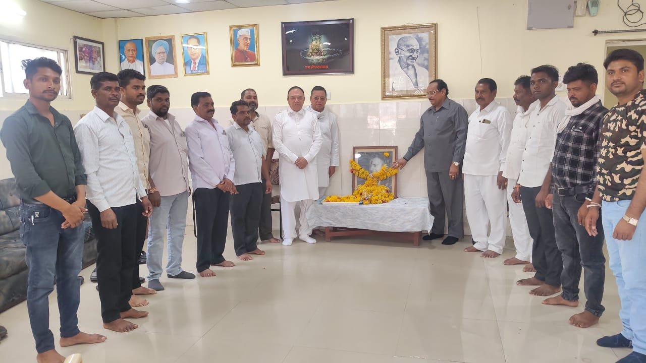 संचार क्रांति के जनक पूर्व प्रधानमंत्री स्वर्गीय राजीव गांधी की पुण्यतिथि पर जिला कांग्रेस कमेटी झाबुआ ने दी श्रद्धांजलि | New India Times