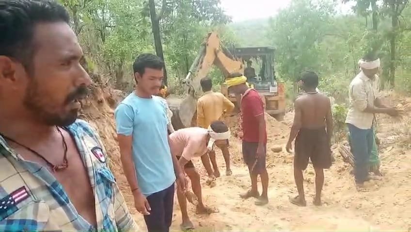 आजादी के बाद भी सड़कें&nbsp; बनी सपनों की कहानी, खोखले वादों की बयां करती तस्वीर, चंदा इकट्ठा करके उठाया कदम | New India Times